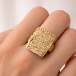 Anillo geométrico de latón, con parte superior rectangular martillada.