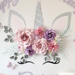 Toile de fond du premier anniversaire : licorne, couronne, bannière de chaise haute. Licorne florale avec le thème de la fête d&#39;anniversaire de la petite princesse. Licorne fleurs en papier