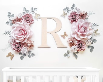 Flores de papel para decorar la pared de la habitación de una bebé. Adorno grande de flores de papel para la pared del dormitorio de una niña. Flores de papel con letrero de madera con su nombre.