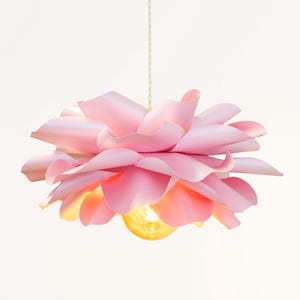 Lampada a sospensione con fiori di carta rosa – Decorazione per la cameretta, lampada floreale