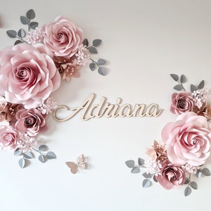 Individuell angefertigte Papierblumen-Wanddeko. Kinderzimmer Wandkunst Papierblumen. Individuell angefertigtes Namensschild aus Holz mit hochwertigen Papierblumen.