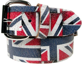 Puede incluir: Un cinturón de cuero marrón con un patrón de Union Jack desgastado. El cinturón tiene una hebilla plateada.