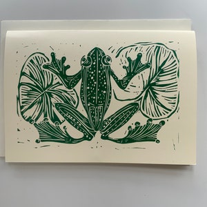 Grenouille sur nénuphar - Linogravure - Impression - Carte de voeux - Imprimée à la main - Vert - A5 - Blanc à l'intérieur