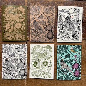 Seis tarjetas de felicitación en linograbado en blanco.