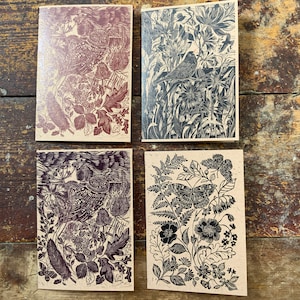 Quatro cartões em branco no interior, inspirados na natureza em linogravura.