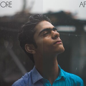 Puede incluir: Una persona joven con cabello oscuro y una camisa azul mira hacia arriba la lluvia que cae afuera de una ventana.