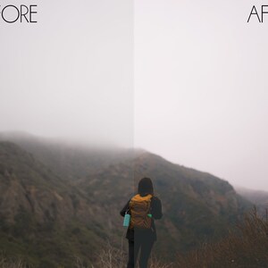 Puede incluir: Una persona con una chaqueta negra y una mochila amarilla camina por un sendero en un paisaje monta&ntilde;oso brumoso.