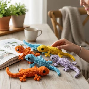 Schema per realizzare un amigurumi di una lucertola geco all'uncinetto (PNG) / Tutorial per realizzare un mini peluche di lucertola all'uncinetto / Giocattolo a forma di rettile in velluto