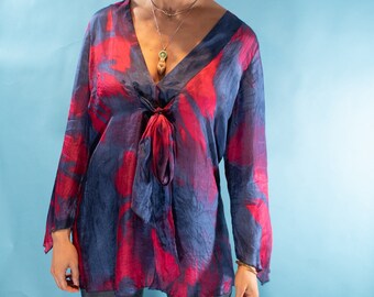 Vintage Y2K M/L Tie Dye V-Ausschnitt Seidentunika in Blau & Rosa.