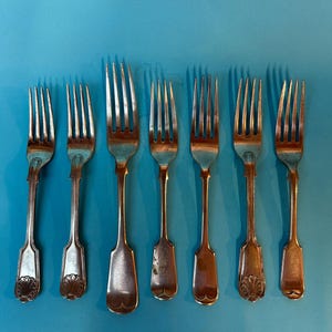 Lot de 7 fourchettes anciennes vintage en métal argenté, poinçonnées, motif coquillages