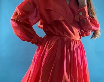 Vestido de gasa naranja estilo revival vintage de los años 80.