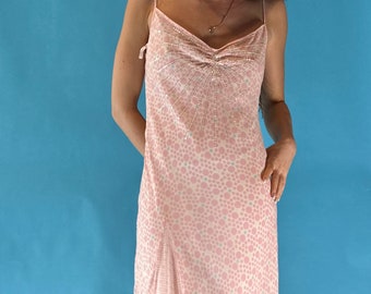 Robe midi à enfiler rose à pois vintage des années 1990 et 2000.