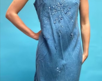 Vestido vaquero vintage con bordados florales de los años 80.