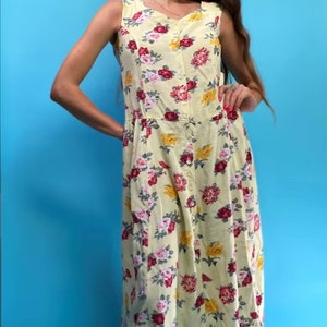 Vestido midi vintage com estampa floral dos anos 70.