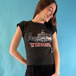 Camiseta vintage Y2K con estampado gráfico del castillo de Windsor.