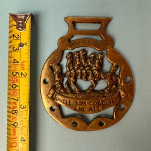 Vintage mässingshästmässing brittiskt landmärke och kulturarv hästsele medaljonger Windsor Castle St George Mary Rose Tower Bridge Widdecombe