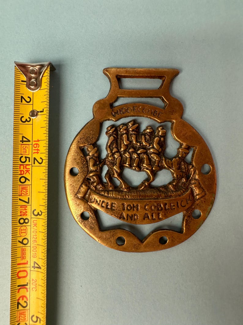 Vintage mässingshästmässing brittiskt landmärke och kulturarv hästsele medaljonger Windsor Castle St George Mary Rose Tower Bridge Widdecombe