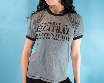 Klasyczny T-shirt z nadrukiem graficznym Alcatraz Y2K w rozmiarze S/M w kolorze szarym.