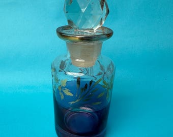 Frasco de perfume vintage em vidro roxo pintado à mão com tampa de vidro facetada.