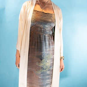 Robe de chambre brodée en soie, taille unique, vintage des années 1980 en ivoire.