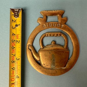 Vintage mässingshästmässing brittiskt landmärke och kulturarv hästsele medaljonger Windsor Castle St George Mary Rose Tower Bridge Bibury