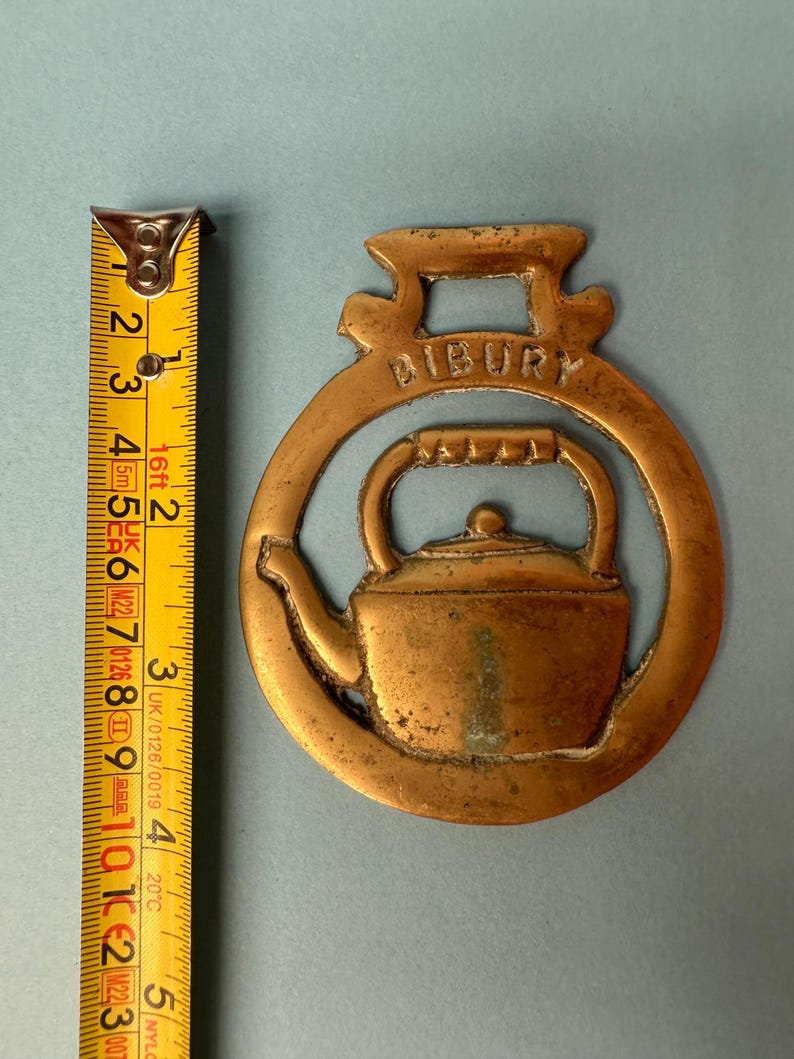 Vintage mässingshästmässing brittiskt landmärke och kulturarv hästsele medaljonger Windsor Castle St George Mary Rose Tower Bridge Bibury