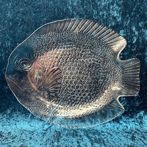 Vintage Glass Fish Serveringsfat Stor Pressad Glass Fish Tallrik Kustnära Nautiskt Servis Glasfat Mitten av Århundradet
