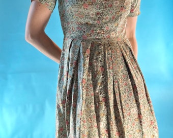 1950s Vintage Floral Tea Dress, Pastell Ditsy Print, plissiertes Midi Kleid