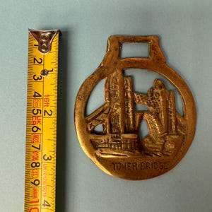 Vintage mässingshästmässing brittiskt landmärke och kulturarv hästsele medaljonger Windsor Castle St George Mary Rose Tower Bridge Tower Bridge 2