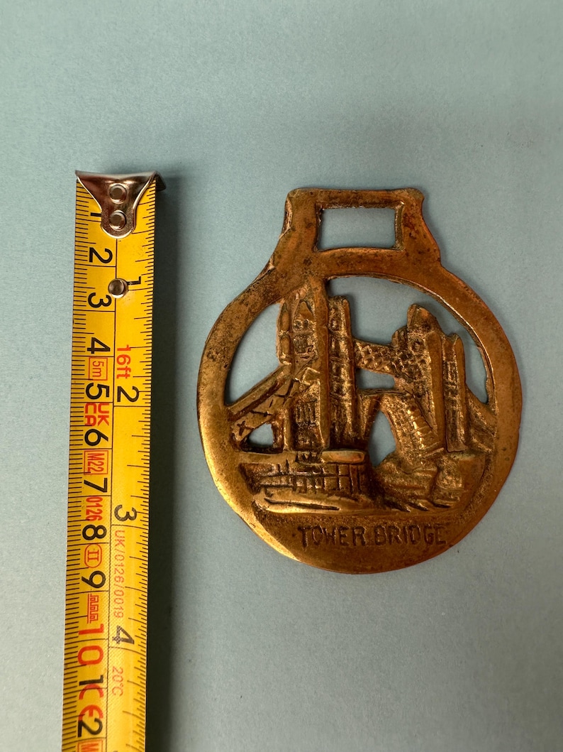 Vintage mässingshästmässing brittiskt landmärke och kulturarv hästsele medaljonger Windsor Castle St George Mary Rose Tower Bridge Tower Bridge 2