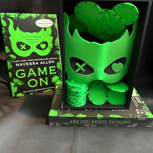 K&ouml;nnte beinhalten: Rustikales Holzschild mit dem Text "Welcome to our home" in wei&szlig;er Schrift. Das Schild hat eine Used-Optik und ein schlichtes, einladendes Design, ideal f&uuml;r die Eingangsbereichsdekoration.