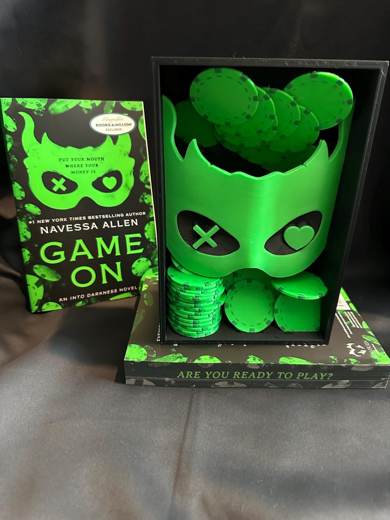 K&ouml;nnte beinhalten: Rustikales Holzschild mit dem Text "Welcome to our home" in wei&szlig;er Schrift. Das Schild hat eine Used-Optik und ein schlichtes, einladendes Design, ideal f&uuml;r die Eingangsbereichsdekoration.