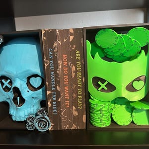 K&ouml;nnte beinhalten: Rustikales Holzschild mit dem Text "Welcome to our home" in wei&szlig;er Schrift. Das Schild hat eine Used-Optik und ein schlichtes, einladendes Design, ideal f&uuml;r die Eingangsbereichsdekoration.