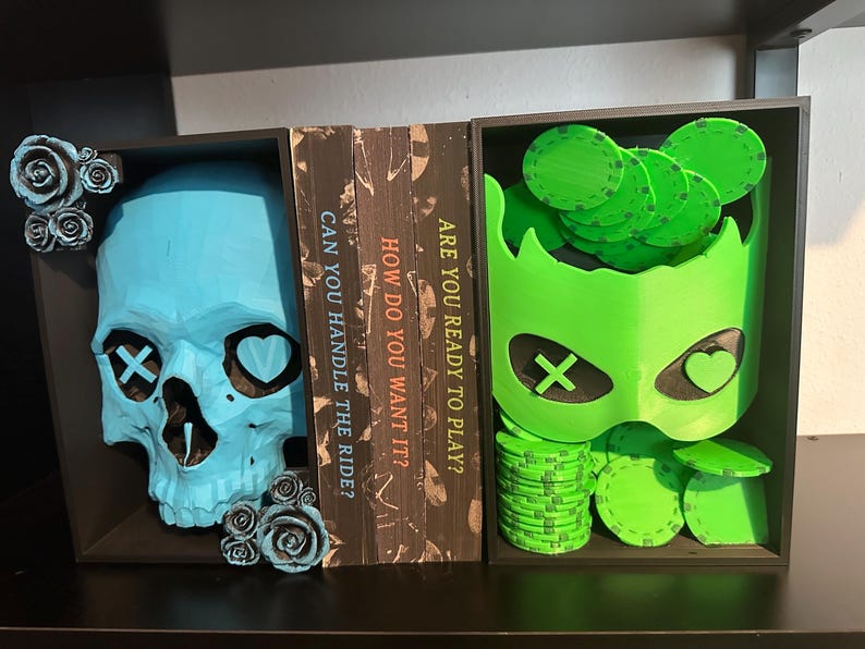 K&ouml;nnte beinhalten: Rustikales Holzschild mit dem Text "Welcome to our home" in wei&szlig;er Schrift. Das Schild hat eine Used-Optik und ein schlichtes, einladendes Design, ideal f&uuml;r die Eingangsbereichsdekoration.