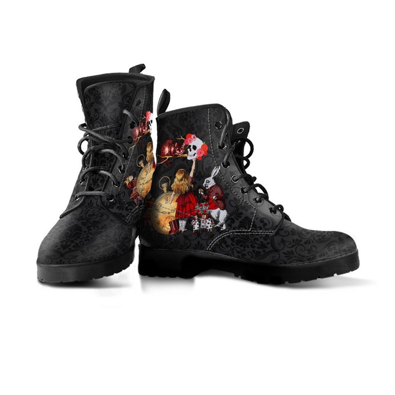 Bottes de combat noires grises Cadeaux Alice au pays des merveilles Le cadeau parfait pour les amoureux d'Alice, Imprimé noir Idée cadeau d'anniversaire, chaussures personnalisées image 1