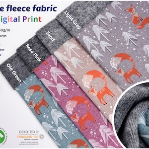 Puede incluir: Cinco muestras de tejido polar alpino con un estampado digital de árboles blancos y zorros naranjas sobre un fondo gris, arena, rosa claro, verde viejo y gris claro. El tejido es 60% algodón, 36% poliéster y 4% elastano. El tejido pesa 550 gramos por metro y tiene una anchura de 150 centímetros.
