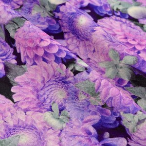 Peut inclure: Tissu floral violet et rose avec une surface textur&eacute;e. Le tissu pr&eacute;sente un motif r&eacute;p&eacute;titif de grandes fleurs stylis&eacute;es.