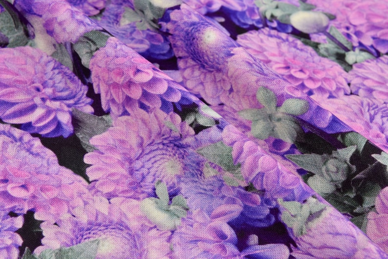 Peut inclure: Tissu floral violet et rose avec une surface textur&eacute;e. Le tissu pr&eacute;sente un motif r&eacute;p&eacute;titif de grandes fleurs stylis&eacute;es.