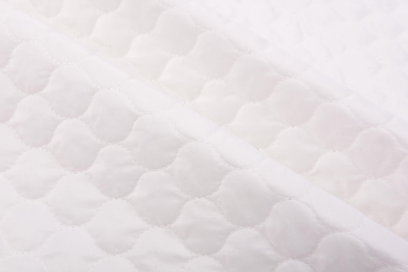 Puede incluir: Tela acolchada blanca con un patr&oacute;n de diamante. La tela es suave y lisa.