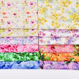 Peut inclure: Un assortiment d'&eacute;chantillons de tissu avec des motifs floraux dans diff&eacute;rentes couleurs, notamment le rose, le jaune, le vert, le bleu et le violet.