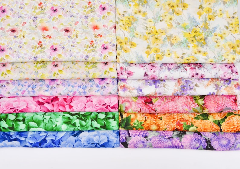 Peut inclure: Un assortiment d'&eacute;chantillons de tissu avec des motifs floraux dans diff&eacute;rentes couleurs, notamment le rose, le jaune, le vert, le bleu et le violet.