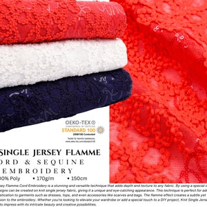 Könnte beinhalten: Roter, weißer und marineblauer Strickjersey mit einer Kordel- und Pailletten-Stickerei. Der Stoff ist 100% Polyester, 170 Gramm pro Meter und 150 Zentimeter breit. Der Stoff ist nach Oeko-Tex Standard 100 zertifiziert.