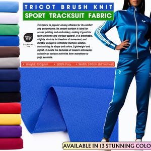 Op de afbeelding: Koningsblauw tricot sport trainingspak stof, 160 cm breed, geschikt voor zeefdruk en borduurwerk. De afbeelding toont een blauw trainingspak en een kleurenkaart met 13 kleuren. De stof is 100% poly en weegt 230 g/m².