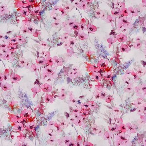 Peut inclure: Un tissu imprim&eacute; floral aquarelle avec des fleurs roses et violettes sur un fond blanc.