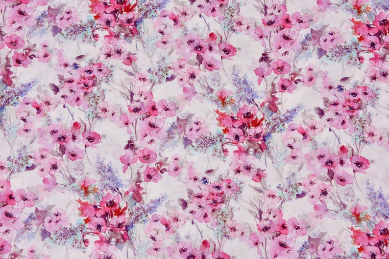 Peut inclure: Un tissu imprim&eacute; floral aquarelle avec des fleurs roses et violettes sur un fond blanc.