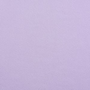 Pode incluir: Um tecido s&oacute;lido de cor lil&aacute;s claro com uma textura sutil.