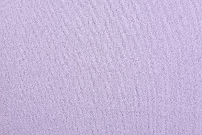 Pode incluir: Um tecido s&oacute;lido de cor lil&aacute;s claro com uma textura sutil.