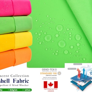 以下が含まれることがあります： 蛍光色の生地見本を重ねたクローズアップ。見本はピンク、グリーン、イエロー、オレンジ。生地は撥水性と防風性を備えています。生地はポリエステル97%、スパンデックス3%で構成されています。生地は1平方メートルあたり310グラムで、幅は147センチメートルです。生地はエコテックス規格100を取得しています。
