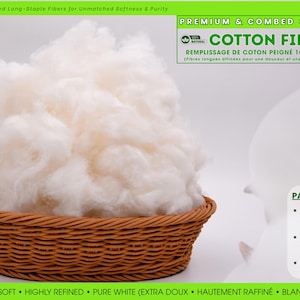 Può includere: Un mucchio di imbottitura in cotone bianco soffice si trova in un cesto intrecciato marrone. Il testo sull'immagine include OEKO-TEX Standard 100, Premium & Combed Quality Cotton Filling e formati da 225g, 450g e 900g.