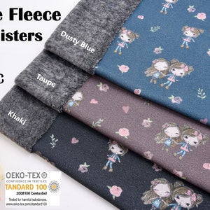 Puede incluir: Cuatro muestras de tejido de felpa suave y peluda en azul polvoriento, topo, caqui y negro. Cada muestra presenta una impresión de dos chicas tomadas de la mano con flores y corazones en el fondo. El texto "Alpine Fleece Girls Sisters Print Fabric" está en la parte superior de la imagen. El texto "OEKO-TEX® CONFIDENCE IN TEXTILES STANDARD 100 2008100 Centexbel Tested for harmful substances www.oeko-tex.com/standard100" está en la parte inferior de la imagen.